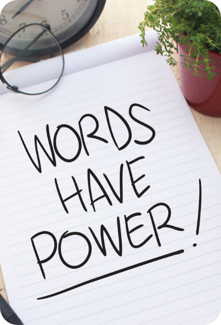 Notepad cu textul „Words Have Power” — puterea cuvintelor în copywriting